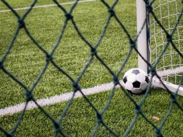 阿根廷绝杀前，梅西踩踏犯规？尘埃落定，谁注意英格兰球衣号码（配图示意）
